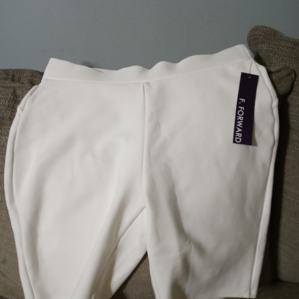 Forward shorts white